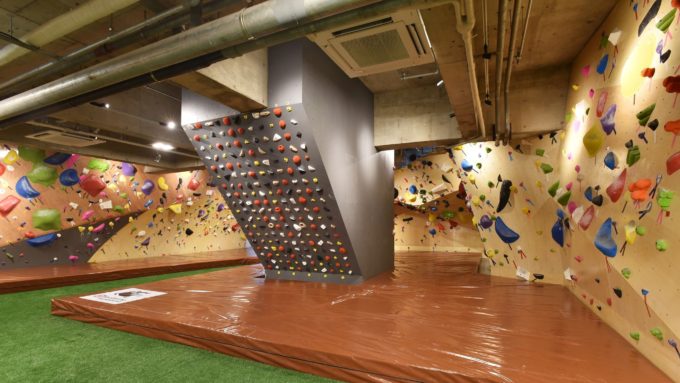 神奈川県のクライミング施設「ディーボルダリング綱島」